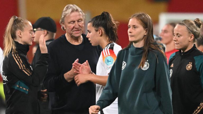 Archiv: Horst Hrubesch, Bundestrainer der Frauen-Nationalmannschaft, spricht mit Lena Oberdorf. 