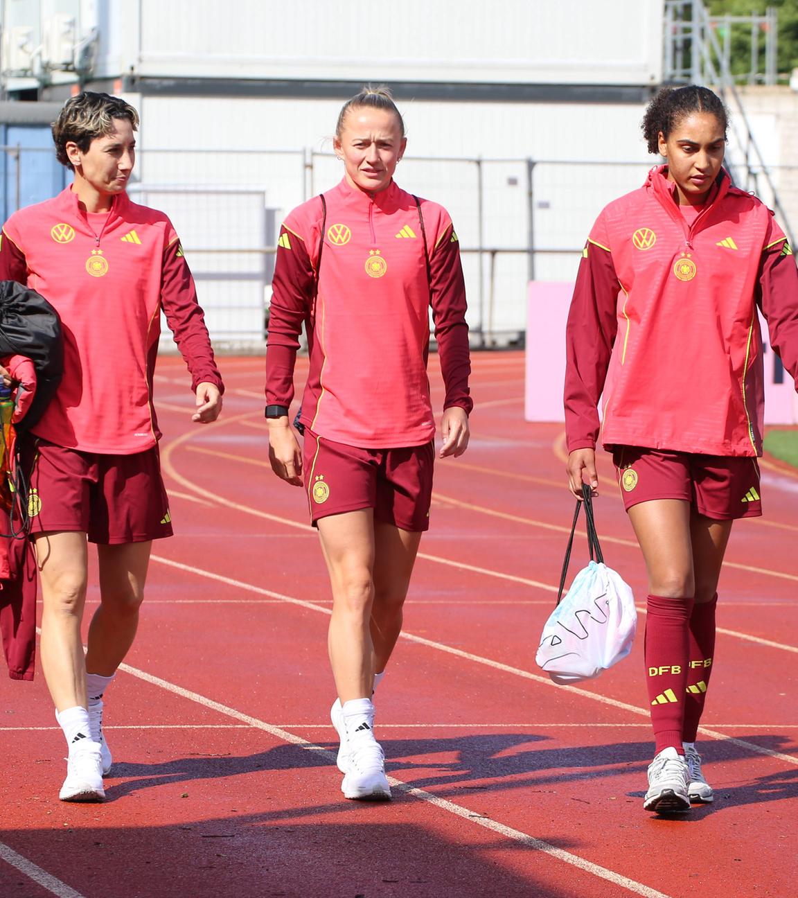 Deutsche Frauennationalmannschaft - Training v.l. Sara Doorsoun, Lea Schüller, Cora Zica