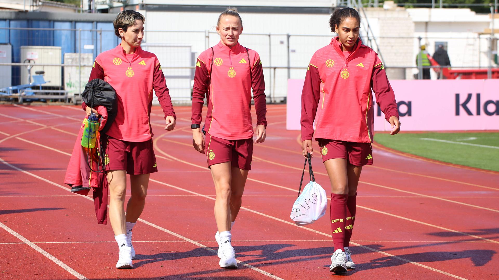 Sara Doorsoun, Lea Schüller und Cora Zicai auf dem Weg zum Training der DFB-Frauen.