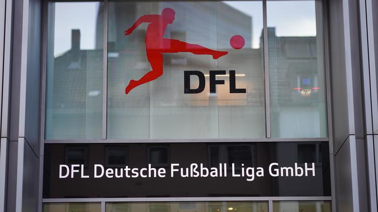 Das Logo der Deutschen Fußball Liga GmbH (DFL) am Eingang der DFL-Zentrale in Frankfurt/Main am 08.12.2022.