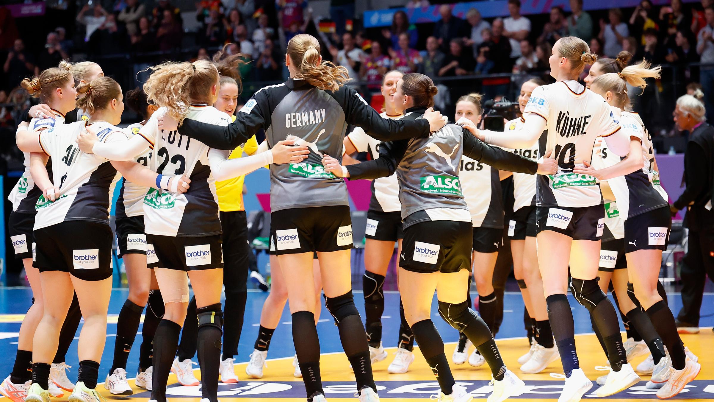 Die deutsche Frauenhandballnationalmannschaft freut sich über ihren Sieg gegen Serbien.