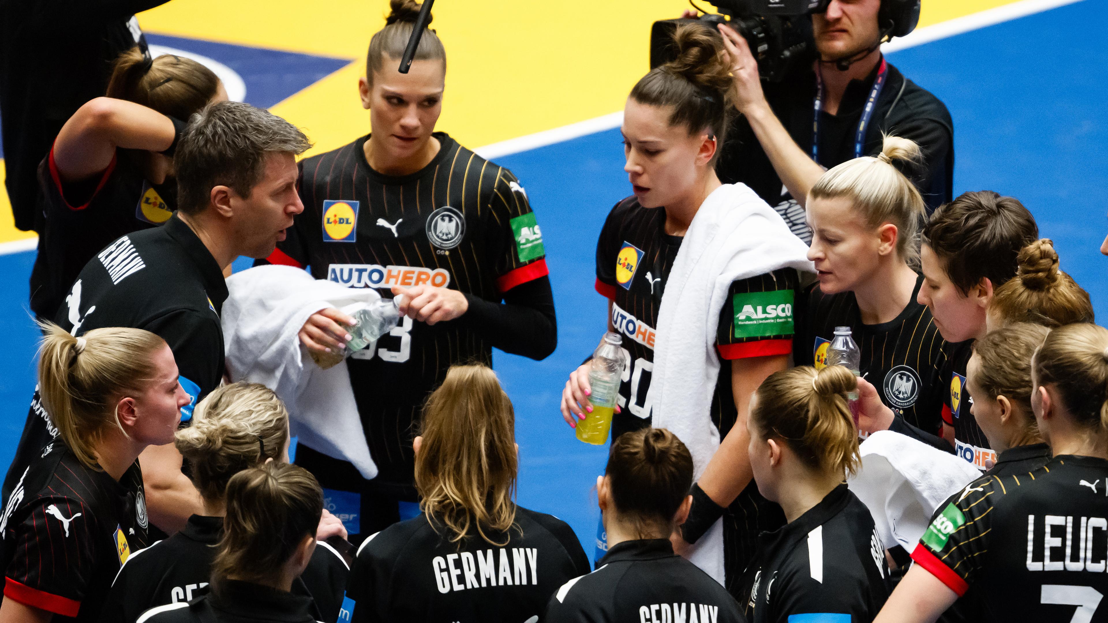 Archiv: Bundestrainer Markus Gaugisch spricht zu seinen Spielerinnen am 15.12.2023.