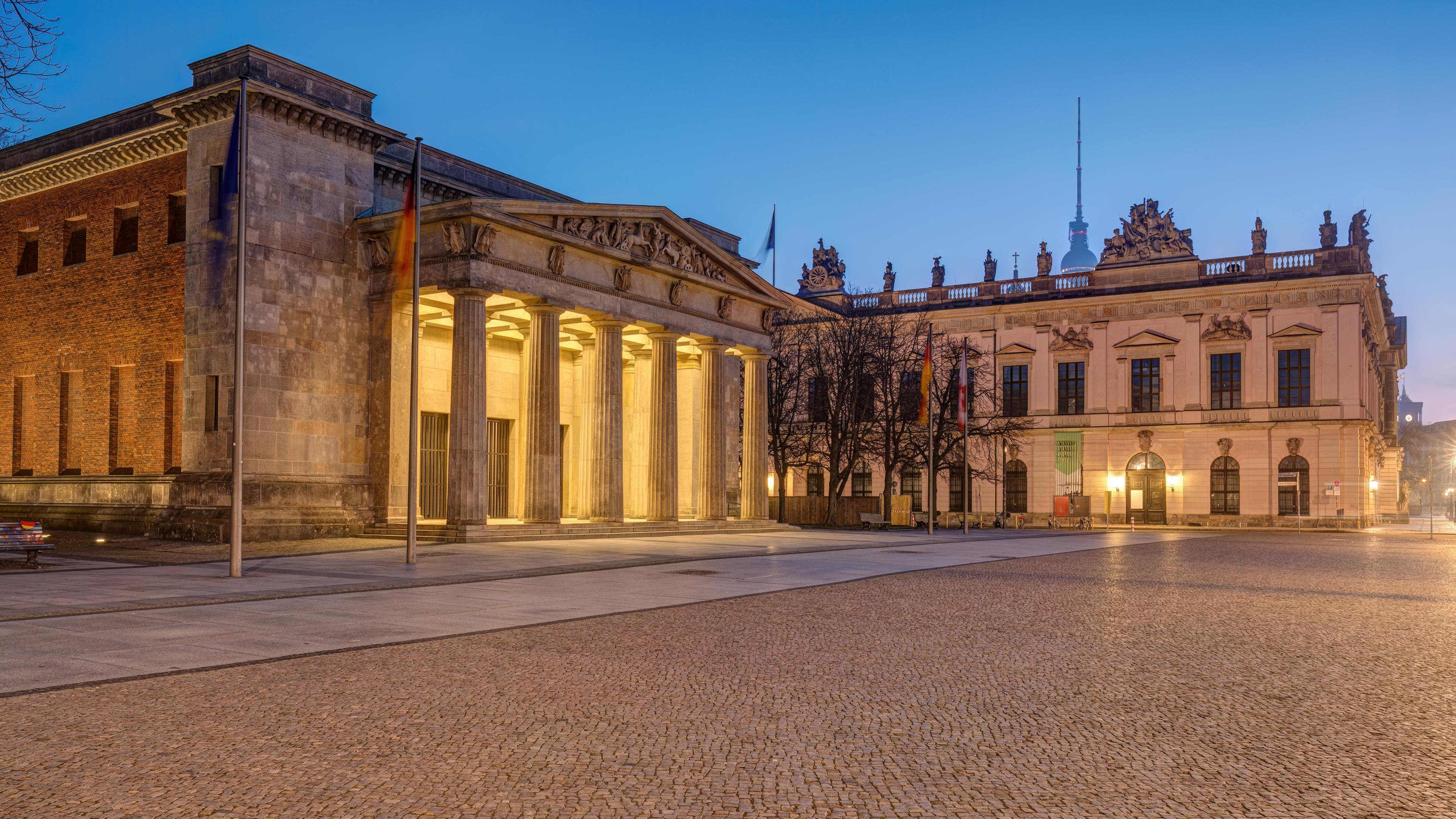 Die Neue Wache und das Deutsche Historische Museum in Berlin bei Sonnenaufgang
