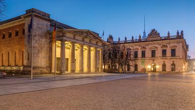 Die Neue Wache und das Deutsche Historische Museum in Berlin bei Sonnenaufgang
