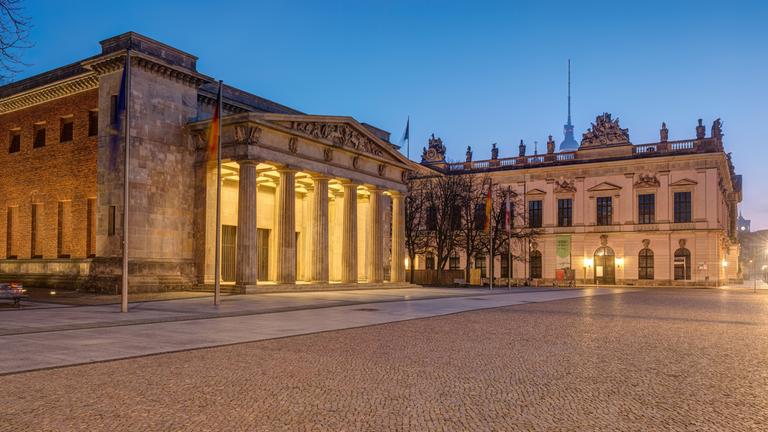 Die Neue Wache und das Deutsche Historische Museum in Berlin bei Sonnenaufgang