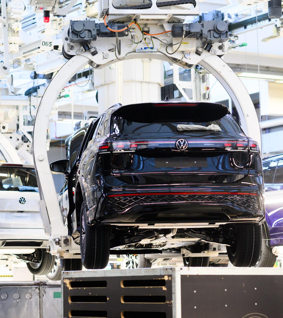 07.03.2025, Niedersachsen, Wolfsburg: Neuwagen Volkswagen Tayron, Tiguan und Touran schweben durch das VW Stammwerk.