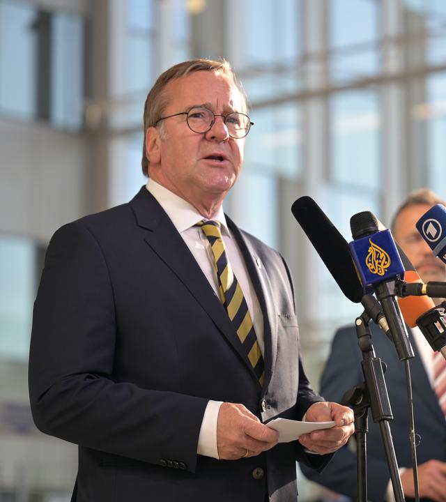 18.06.2026, Belgien, Brüssel: Boris Pistorius (SPD), Bundesverteidigungsminister, spricht beim Nato-Verteidigungsministertreffen.