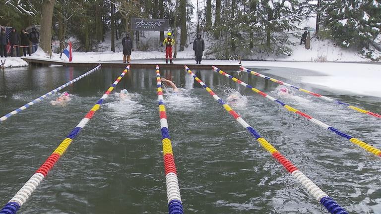 Menschen beim Eisschwimmen