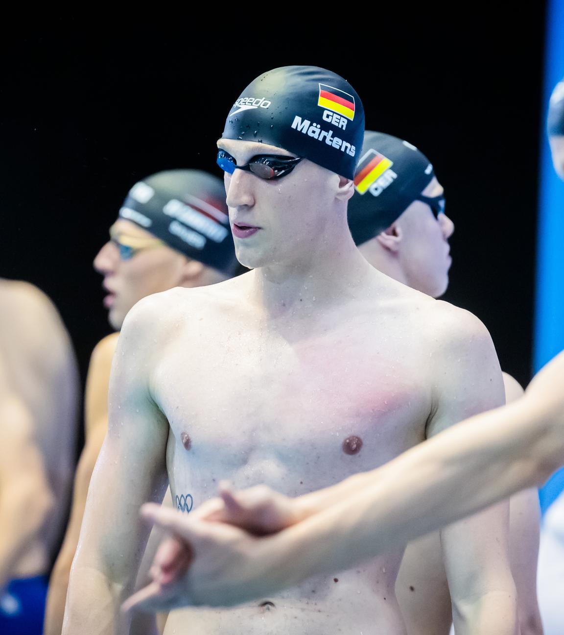 Berlin: Schwimmen: Deutsche Meisterschaft, SSE Europasportpark Berlin - 400m Freistil Männer (Vorläufe): Lukas Märtens (M) steht neben Sven Schwarz (r) vor dem Wettkampf am Becken