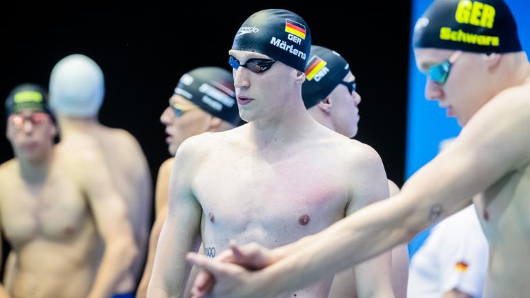 Berlin: Schwimmen: Deutsche Meisterschaft, SSE Europasportpark Berlin - 400m Freistil Männer (Vorläufe): Lukas Märtens (M) steht neben Sven Schwarz (r) vor dem Wettkampf am Becken