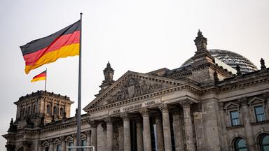 Berlin: Deutsche Nationalflagge weht vor dem Reichstag