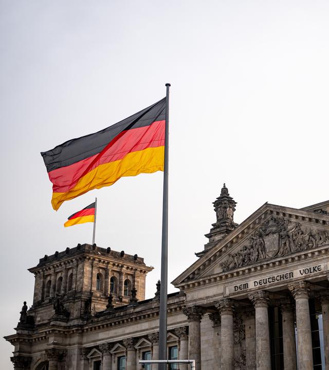 Berlin: Deutsche Nationalflagge weht vor dem Reichstag
