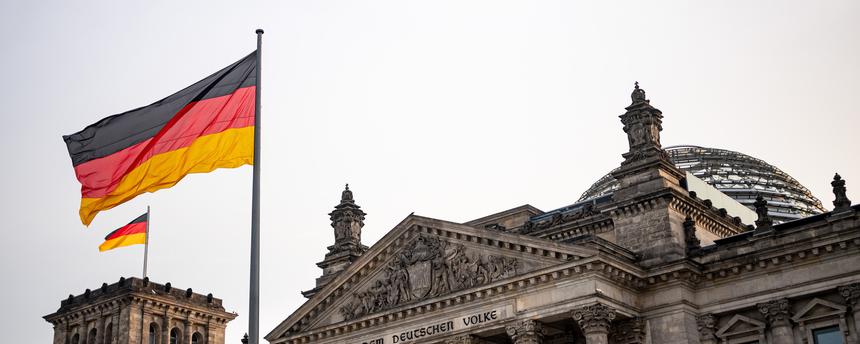 Berlin: Deutsche Nationalflagge weht vor dem Reichstag