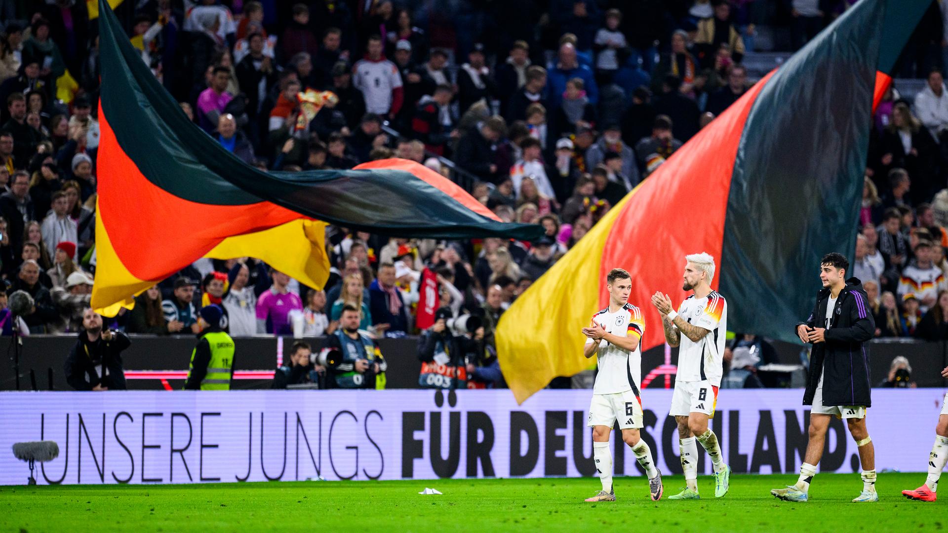 Deutsche Spieler bedanken sich nach dem Spiel bei den Fans für die Unterstützung