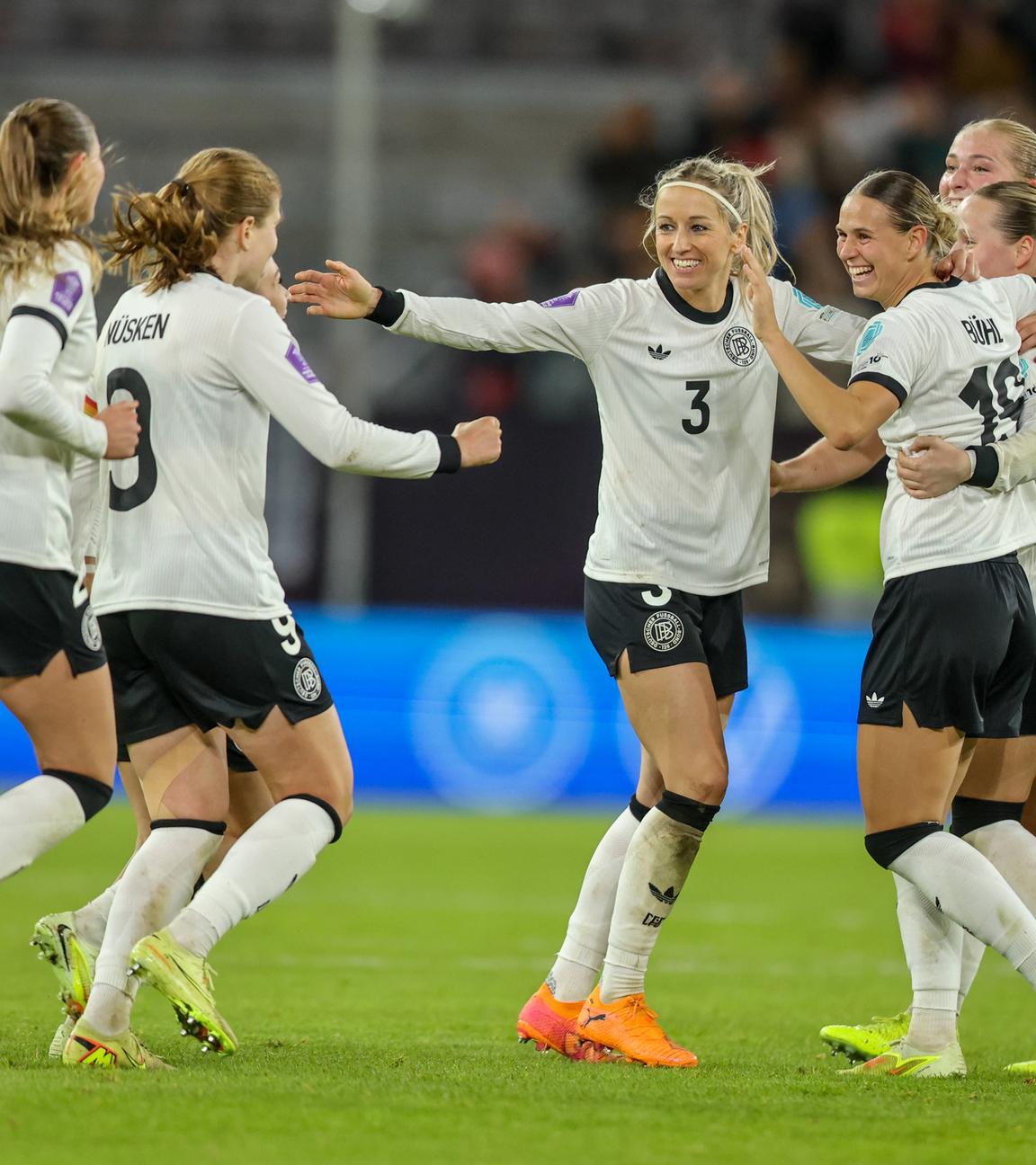 Tor und Jubel bei den deutschen Fußballerinnen am 24.10.2025 bei dem UEFA Womens Nations League-Spiel gegen Frankreich in Düsseldorf.