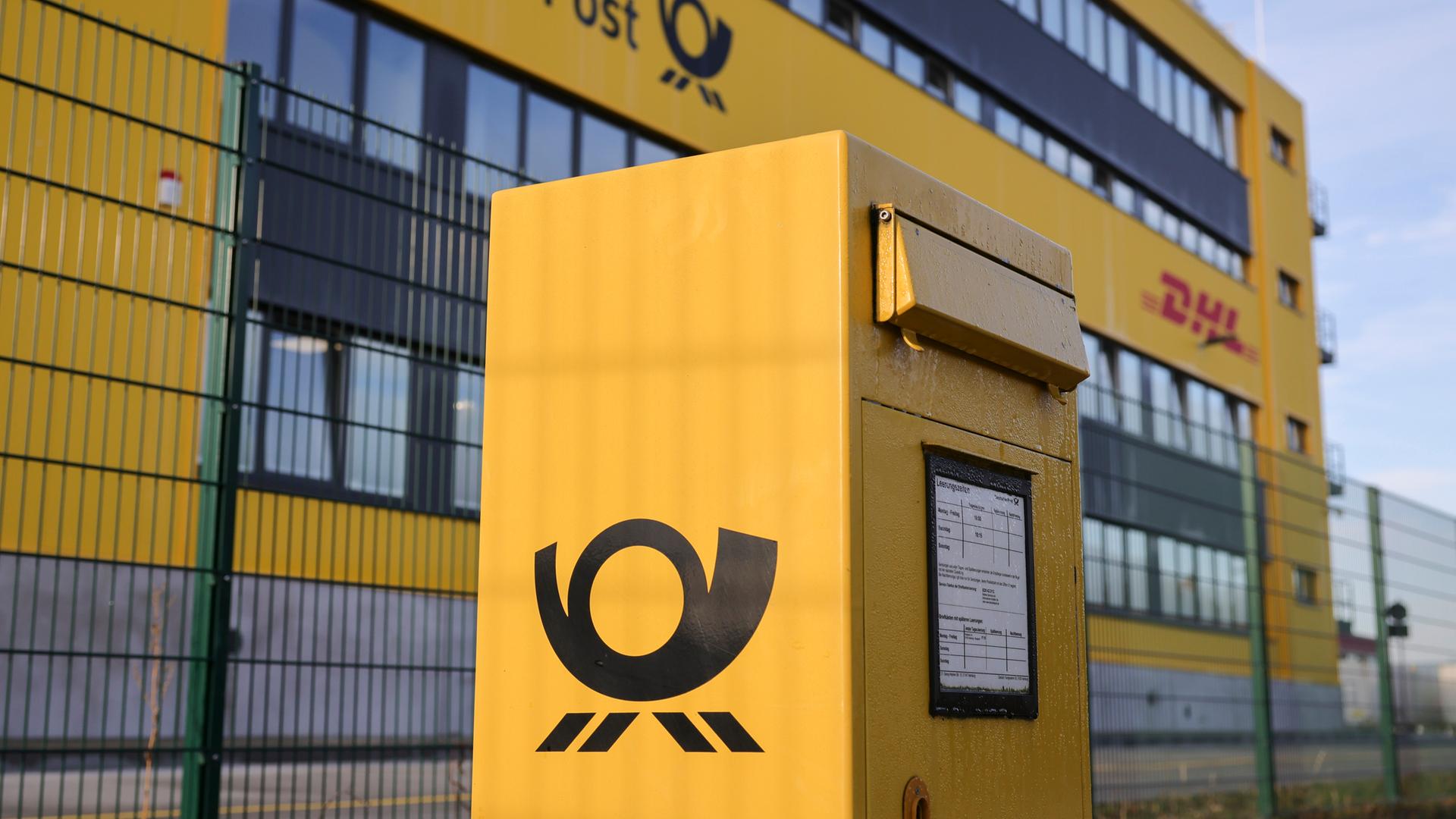Hamburg: Ein Briefkasten steht vor der neuen Halle mit Sortieranlage der Deutschen Post DHL auf dem Gelände des Paketzentrum Hamburg-Allermöhe.