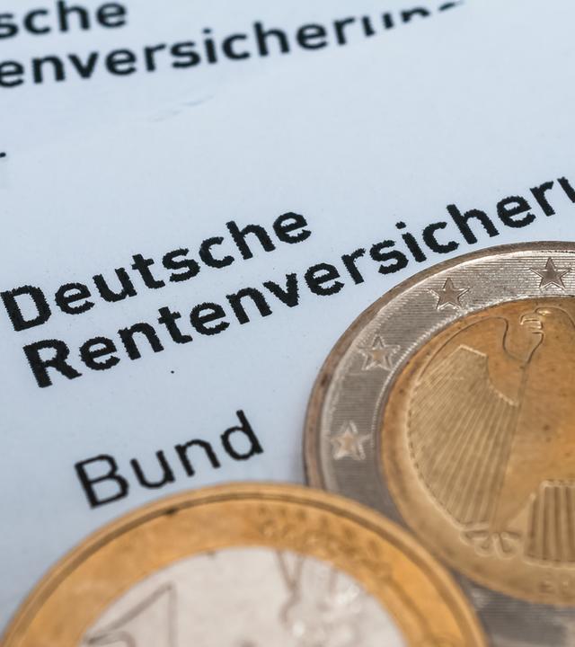Münzen auf Unterlagen der Deutschen Rentenversicherung.