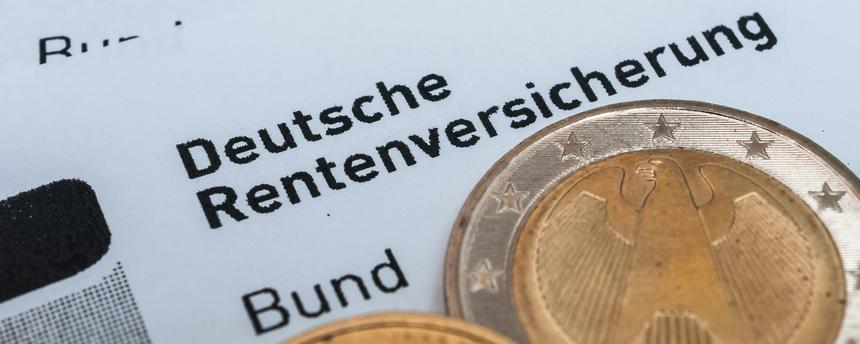 Münzen auf Unterlagen der Deutschen Rentenversicherung.