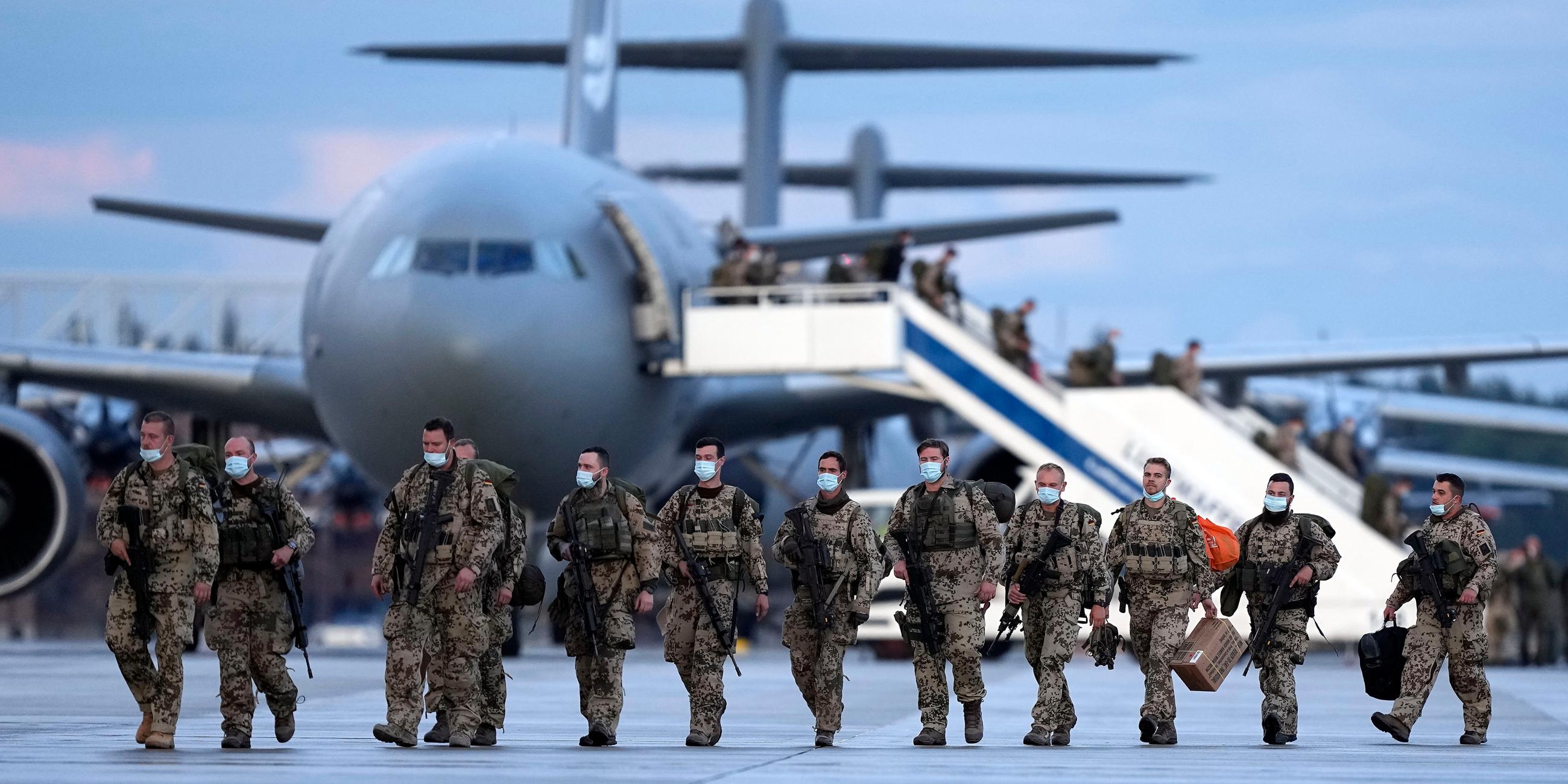 Deutsche Soldaten kommen mit einem Flugzeug aus Taschkent