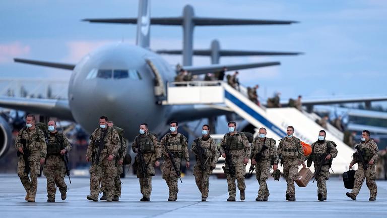 Deutsche Soldaten kommen mit einem Flugzeug aus Taschkent