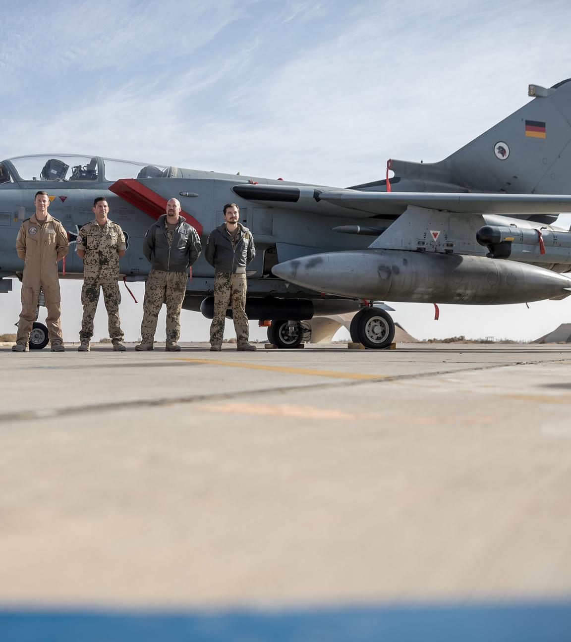 Archiv: Deutsche Soldaten stehen neben einem Tornado-jet der Bundeswehr auf der Airbase in Al-Asrak, Jordanien