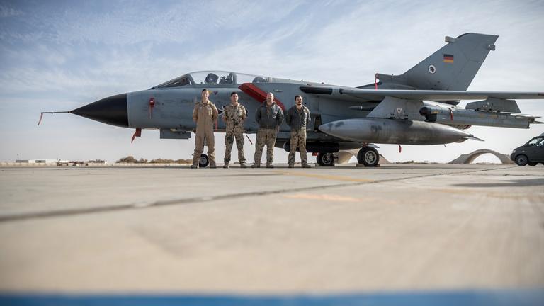 Archiv: Deutsche Soldaten stehen neben einem Tornado-jet der Bundeswehr auf der Airbase in Al-Asrak, Jordanien