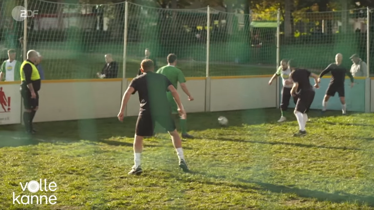 Deutsche Strapßenfussball-Meisterschaft: Mann auf einem Fußballplatz, der sich freut