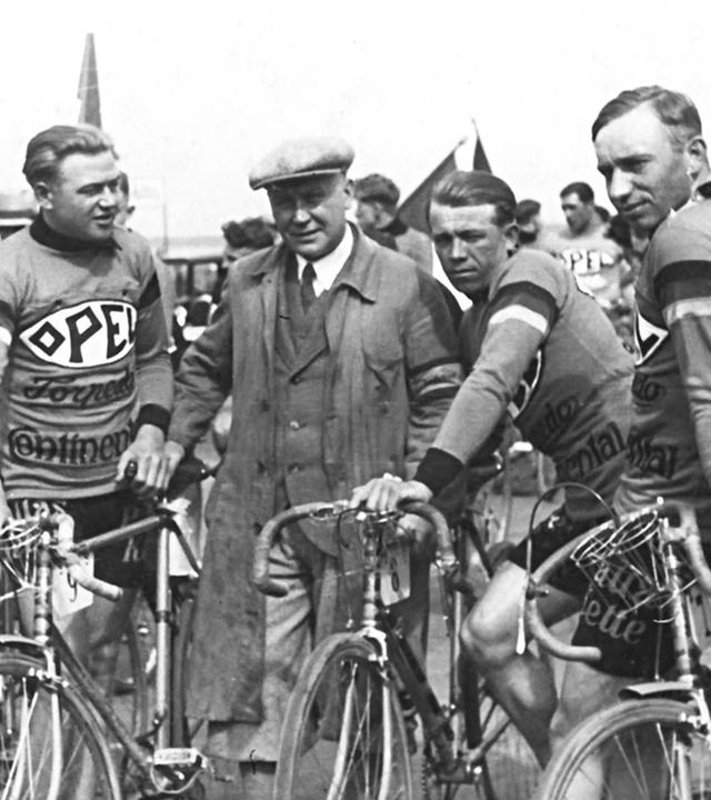 Deutsche Teilnehmer an der Deutschland Tour und der Tour de France 1931: v.l.n.r.: Metze, Geyer, Buse, Betreuer Matze Schmidt, Siegel, Stöpel.