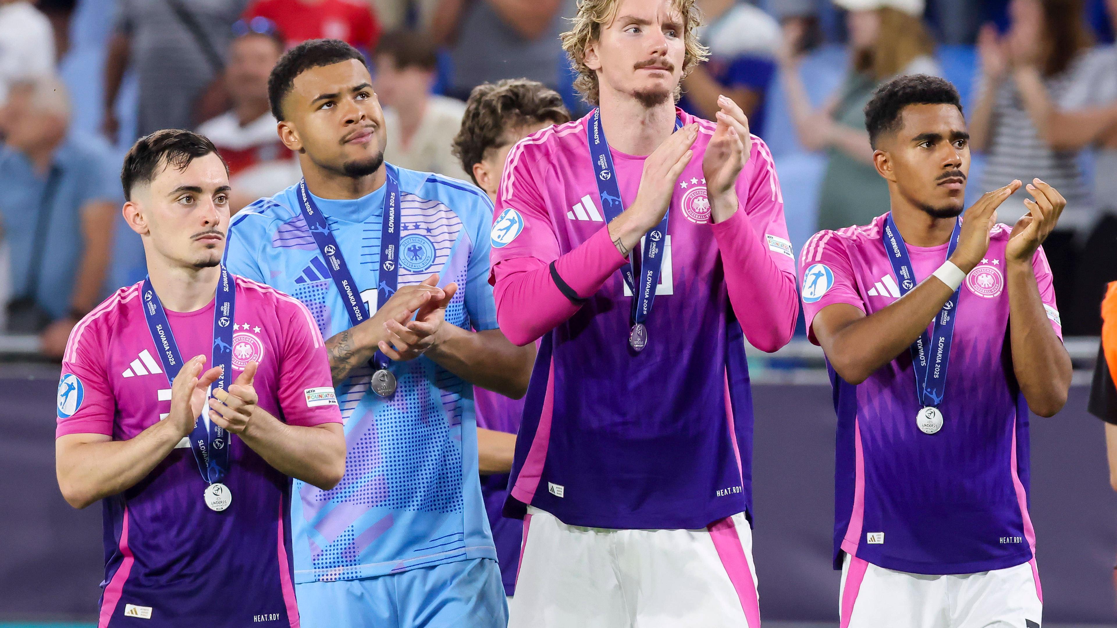 Paul Nebel (Germany), Torhueter Noah Atubolu (Germany), Nick Woltemade (Germany) und Ansgar Knauff (Germany) schauen nach dem Erhalt der Silbermedaille enttaeuscht.