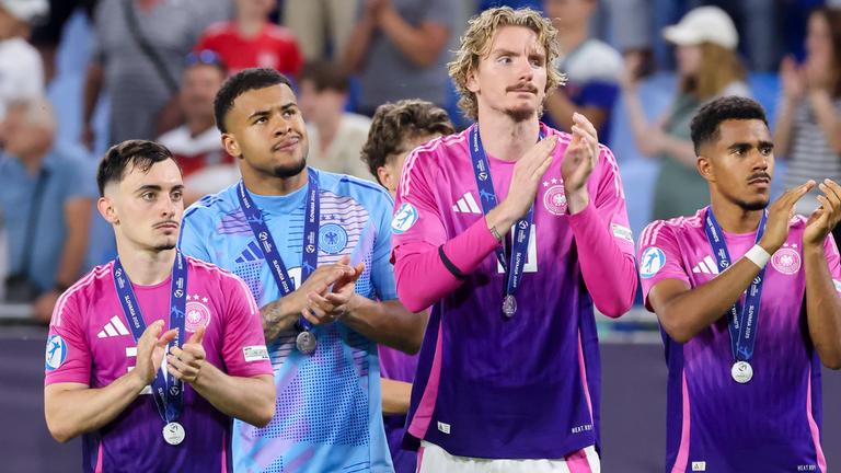 Paul Nebel (Germany), Torhueter Noah Atubolu (Germany), Nick Woltemade (Germany) und Ansgar Knauff (Germany) schauen nach dem Erhalt der Silbermedaille enttaeuscht.