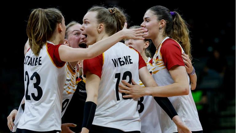 DVV-Frauen bejubeln ihren knappen Sieg gegen Frankreich