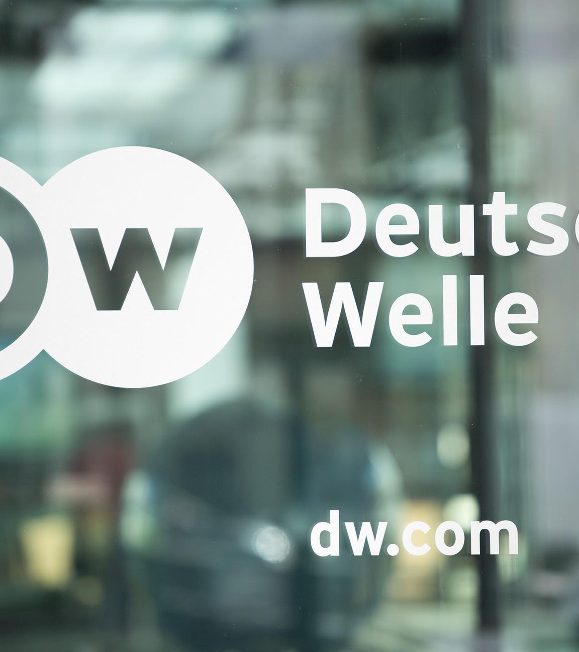 Der Name "Deutsche Welle" steht an einer Glasscheibe.