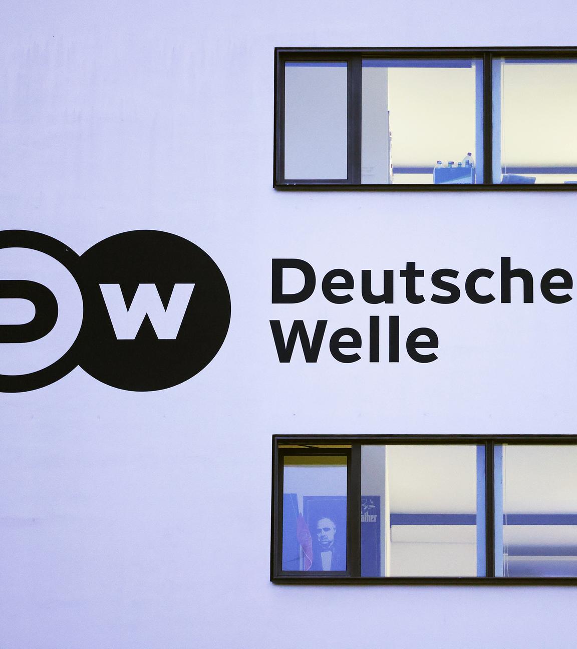 Deutsche Welle in Bonn - Logo an Hauswand