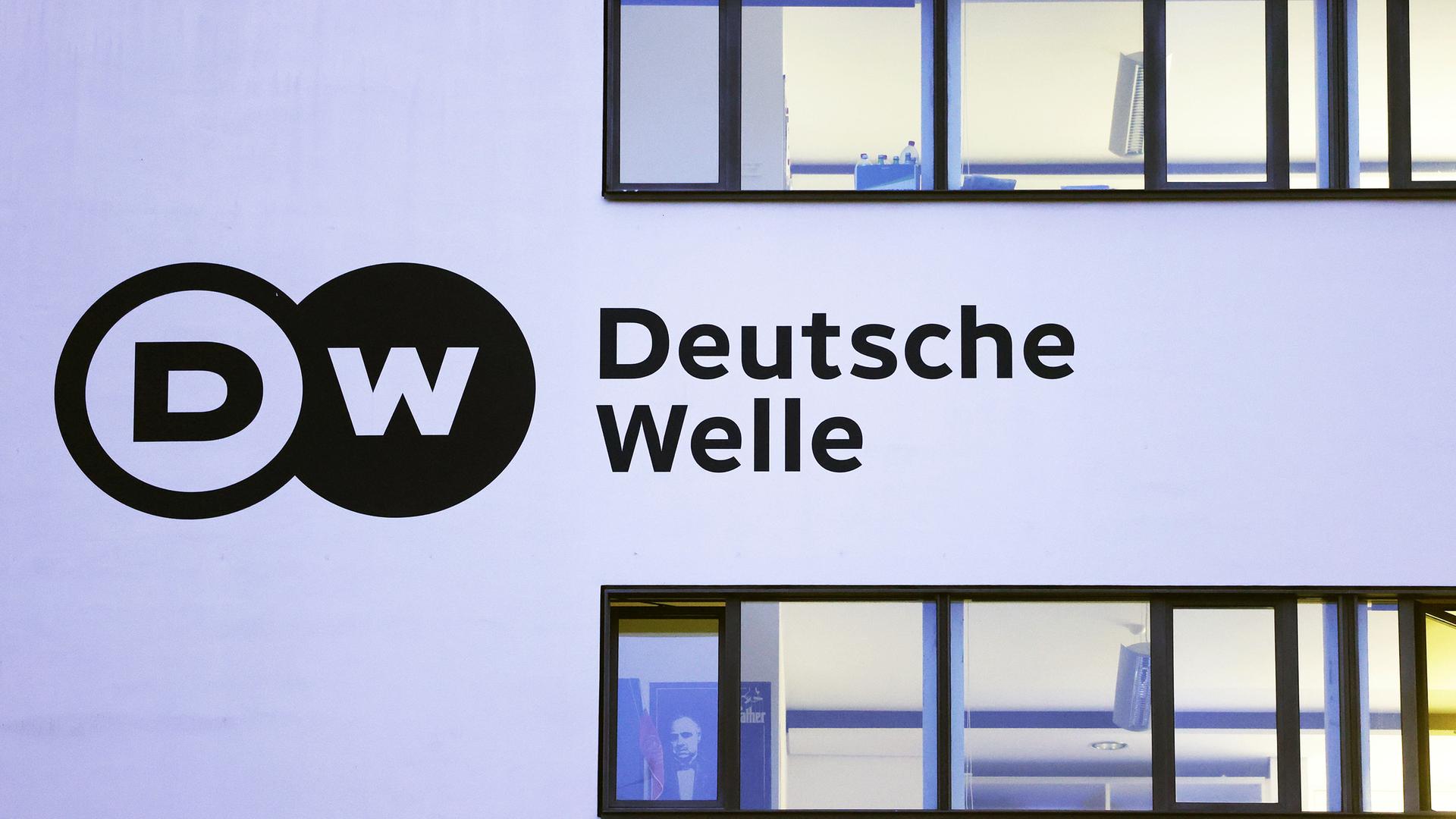 Deutsche Welle in Bonn - Logo an Hauswand
