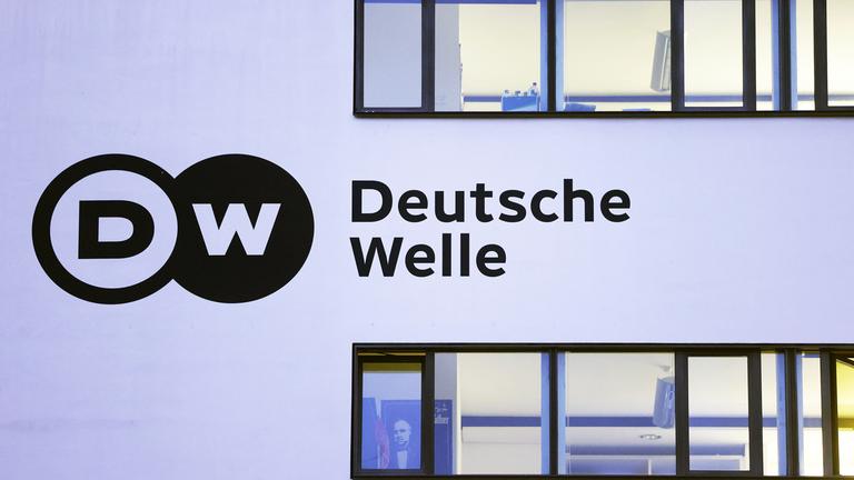 Deutsche Welle in Bonn - Logo an Hauswand