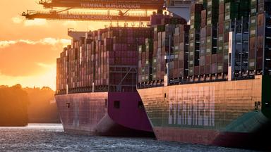 Symbolbild: Containerschiff im Hamburger hafen