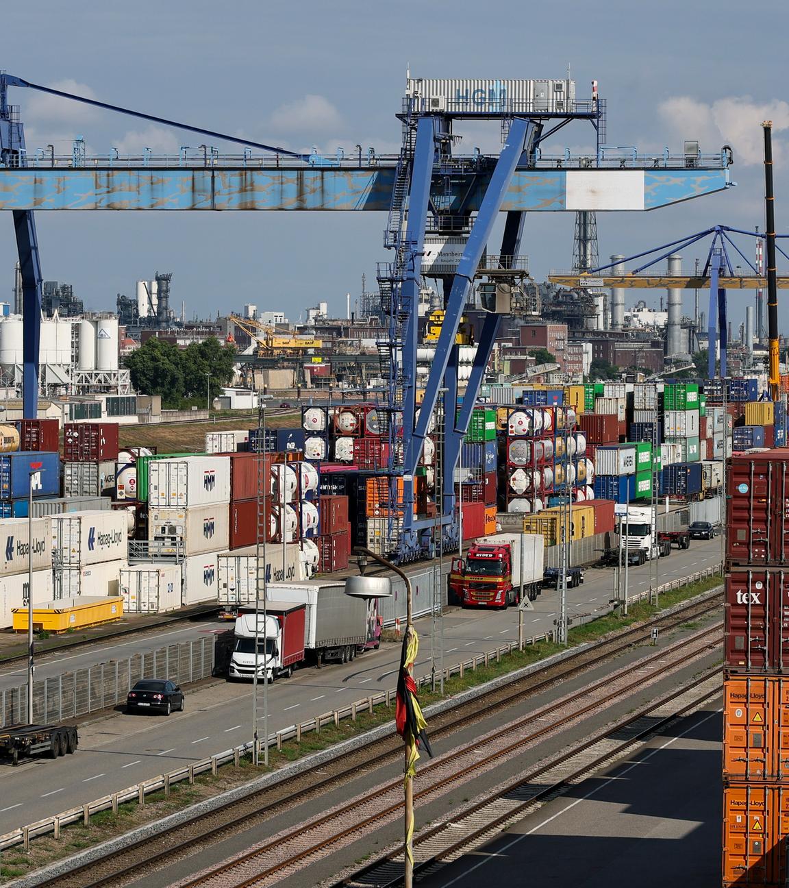 Gestapelte Schiffscontainer im Rhein-Neckar-Handelshafen in Mannheim, Deutschland, 29. Juli 2025.