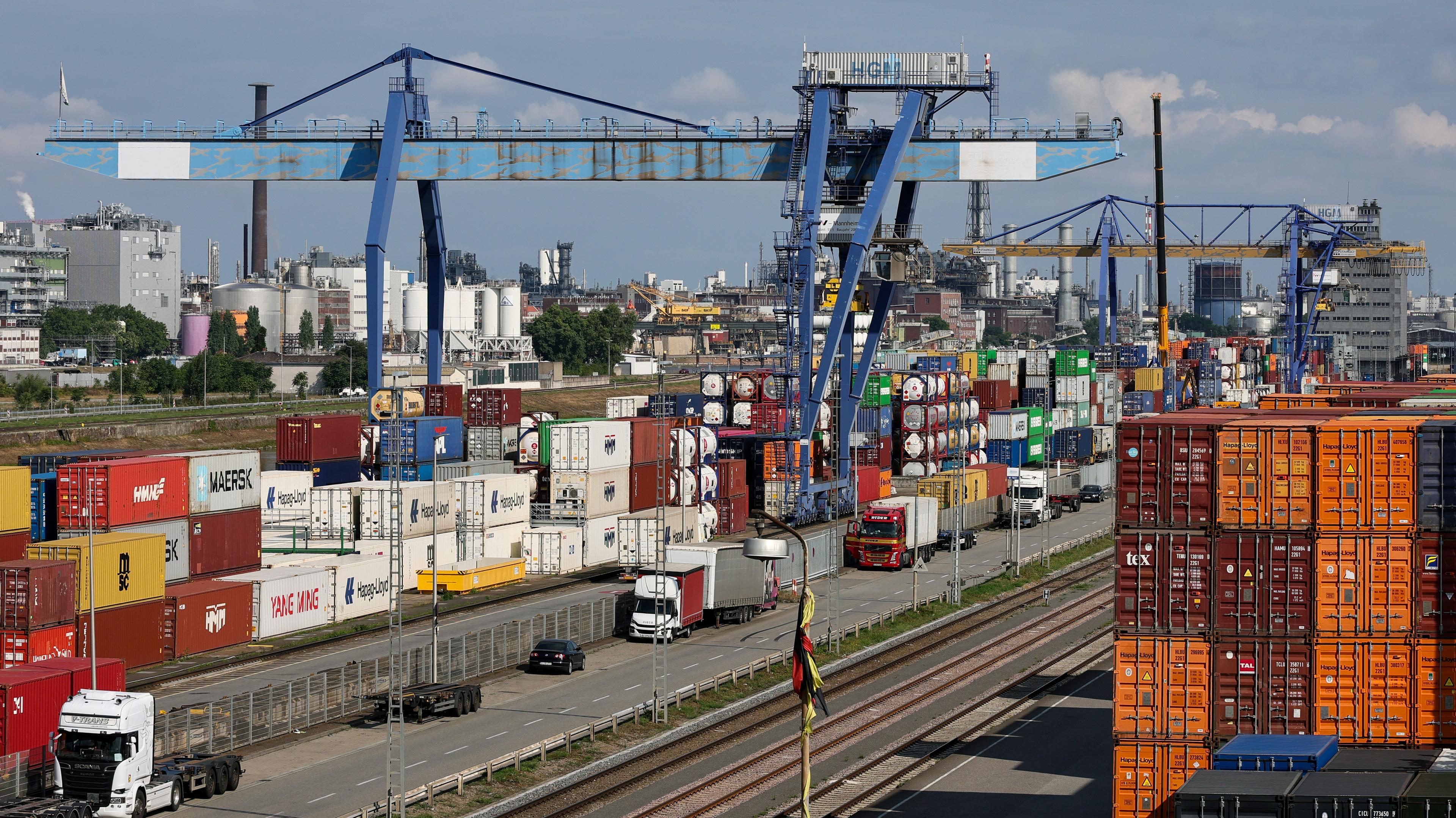 Gestapelte Schiffscontainer im Rhein-Neckar-Handelshafen in Mannheim, Deutschland, 29. Juli 2025.