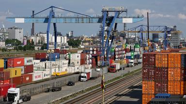 Gestapelte Schiffscontainer im Rhein-Neckar-Handelshafen in Mannheim, Deutschland, 29. Juli 2025.