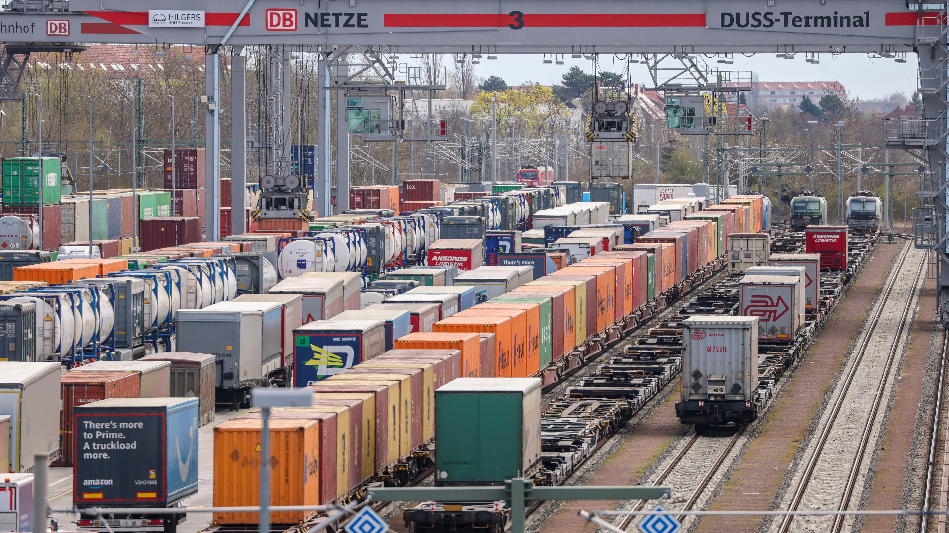 07.04.2025, Sachsen, Leipzig: Kranbrücken schlagen Container von der Schiene auf die Straße im DUSS-Terminal Leipzig-Wahren um.