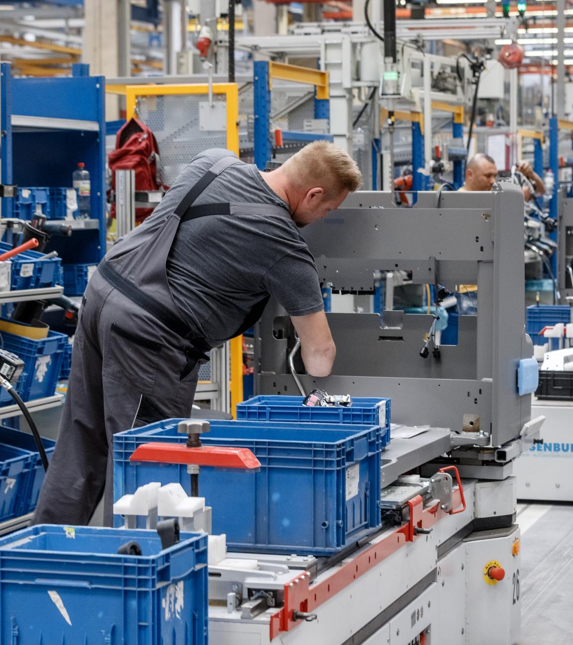 itarbeiter fertigen im Jungheinrich Werk Norderstedt Gabelstapler auf einer von fünf Produktionslinien.