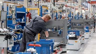 itarbeiter fertigen im Jungheinrich Werk Norderstedt Gabelstapler auf einer von fünf Produktionslinien.