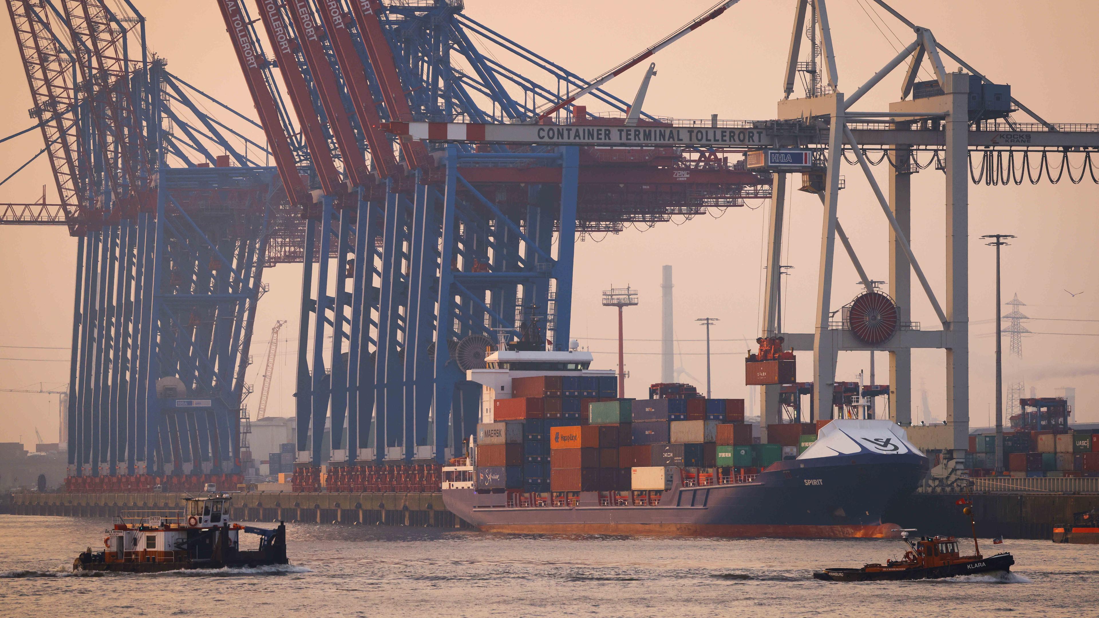 Hamburg: Das Containerschiff «Spirit» liegt am Terminal Tollerort der Hamburger Hafen und Logistik AG.
