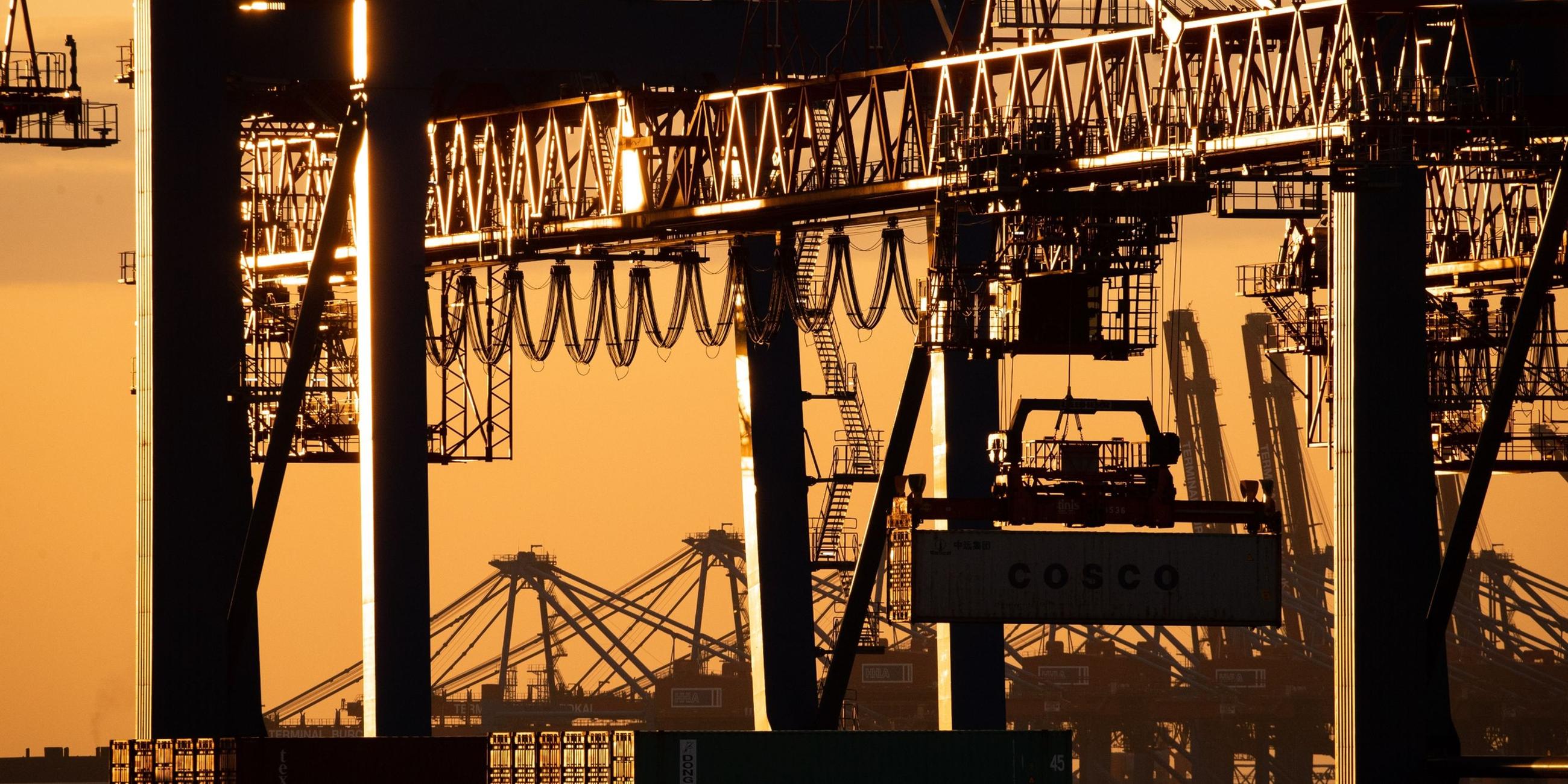 Ein Containerschiff der China Ocean Shipping Company (COSCO) wird am Containerterminal Tollerort der Hamburger Hafen und Logistik AG (HHLA) entladen. 