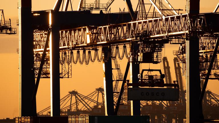 Ein Containerschiff der China Ocean Shipping Company (COSCO) wird am Containerterminal Tollerort der Hamburger Hafen und Logistik AG (HHLA) entladen. 