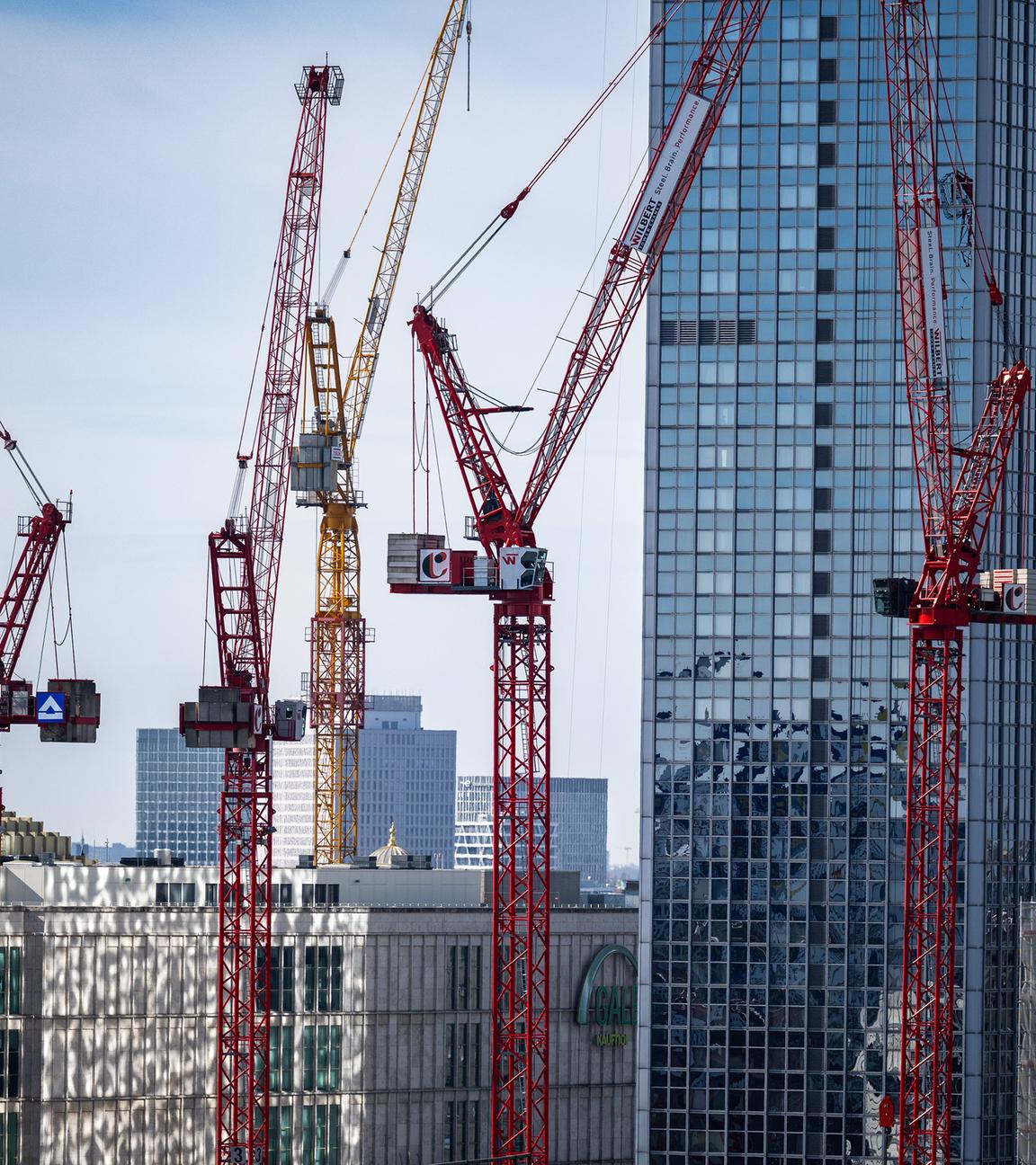 Symbolbild: Kräne stehen auf einer Baustelle am Alexanderplatz in Berlin