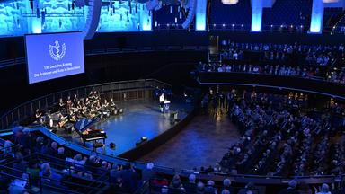Delegierte und Gäste sitzen im Hannover Congress Centrum