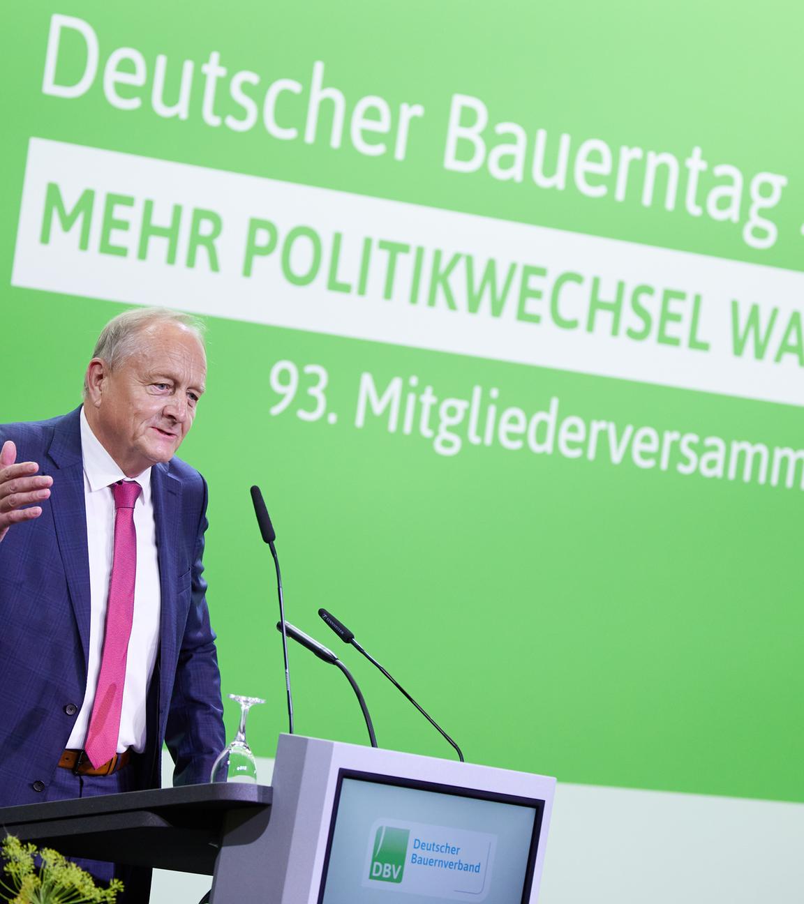 26.06.2025, Berlin: Joachim Rukwied, Präsident des Deutschen Bauernverbands , begrüßt beim Abschluss des Deutschen Bauerntags die Delegierten.