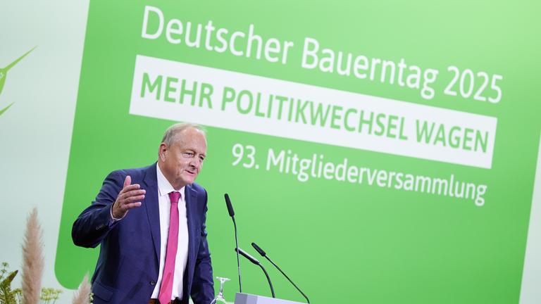 26.06.2025, Berlin: Joachim Rukwied, Präsident des Deutschen Bauernverbands , begrüßt beim Abschluss des Deutschen Bauerntags die Delegierten.