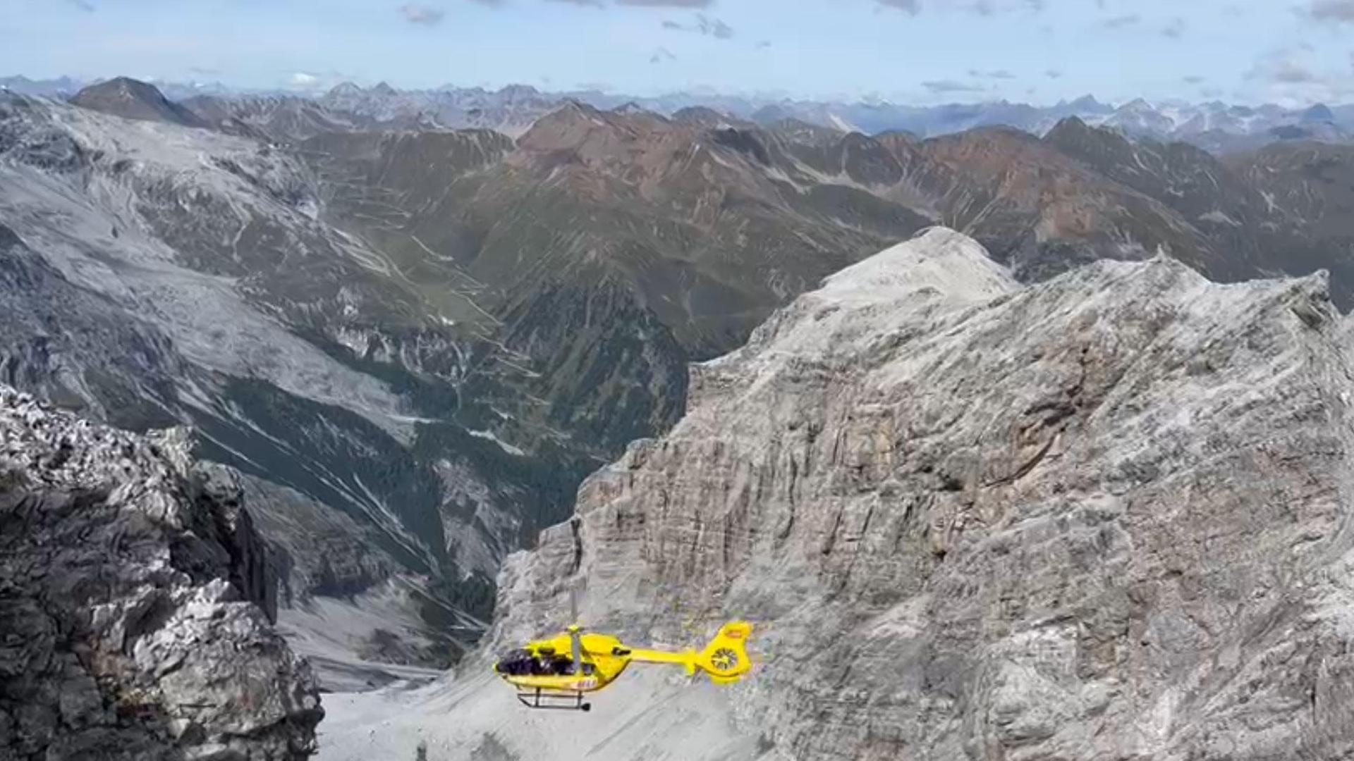 Ein Hubschrauber der Bergrettung fliegt über den Ortler